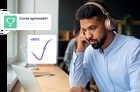 Homem com fones de ouvido analisando resultados de curso em laptop em ambiente de trabalho.